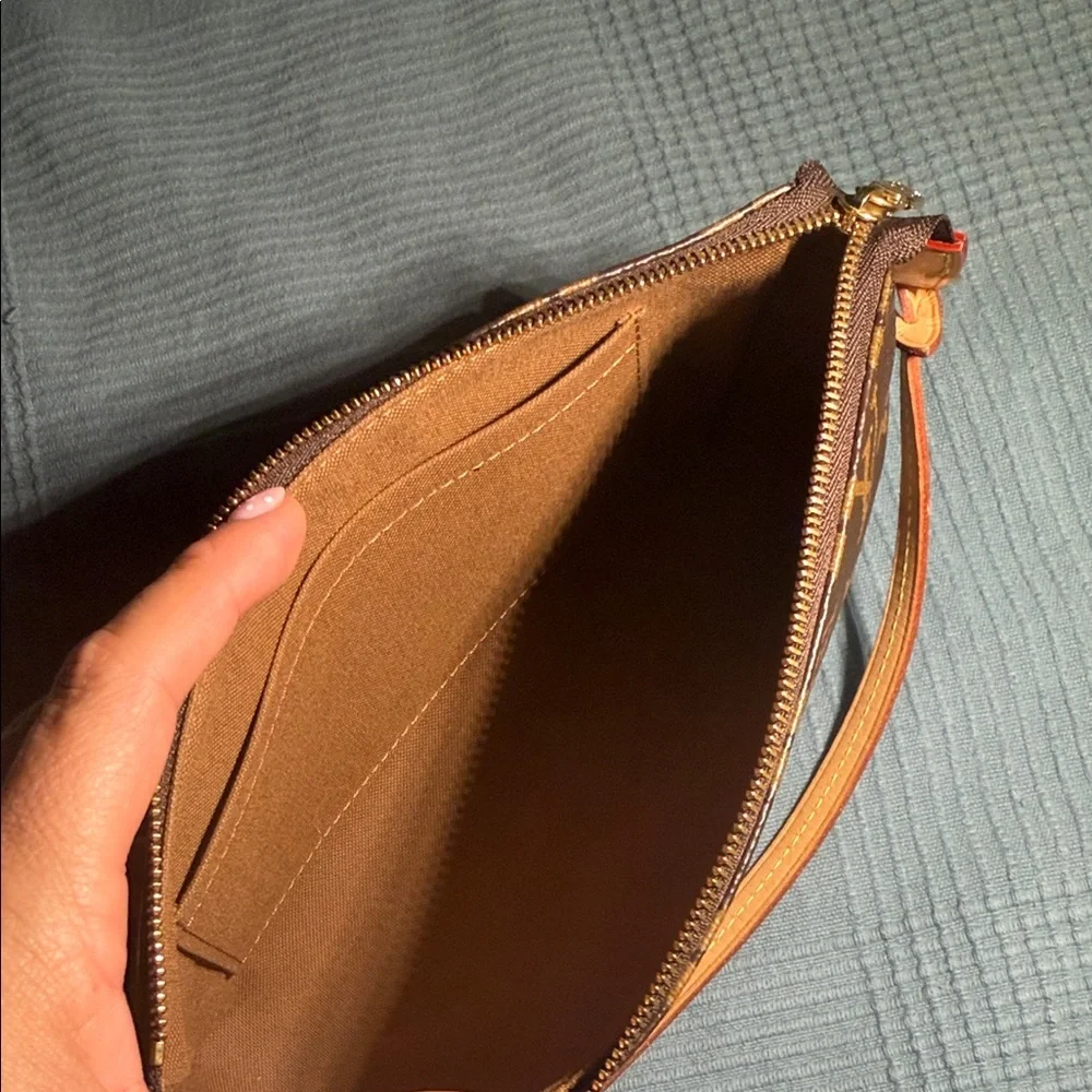 Louis Vuitton Tan and Brown Monogram Shoulder Bag - Picture 2 of 9